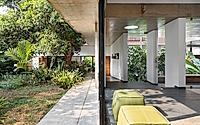011-the-stoic-wall-residence-merging-indoors-with-the-tropical-outdoors.jpg