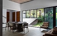 012-the-stoic-wall-residence-merging-indoors-with-the-tropical-outdoors.jpg