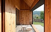 013-chalet-jelovac-blending-architecture-with-natures-seasons.jpg