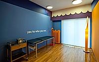 014-pediatricians-office-how-color-wood-shapes-child-friendly-clinics.jpg