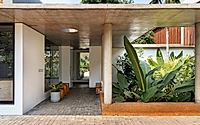 016-the-stoic-wall-residence-merging-indoors-with-the-tropical-outdoors.jpg