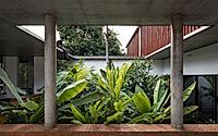017-the-stoic-wall-residence-merging-indoors-with-the-tropical-outdoors.jpg