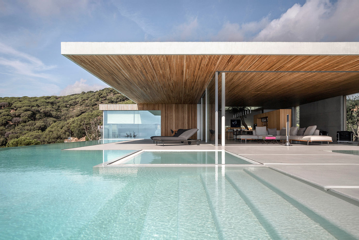 Barcelona House: Innovative Design Meets Natural Beauty