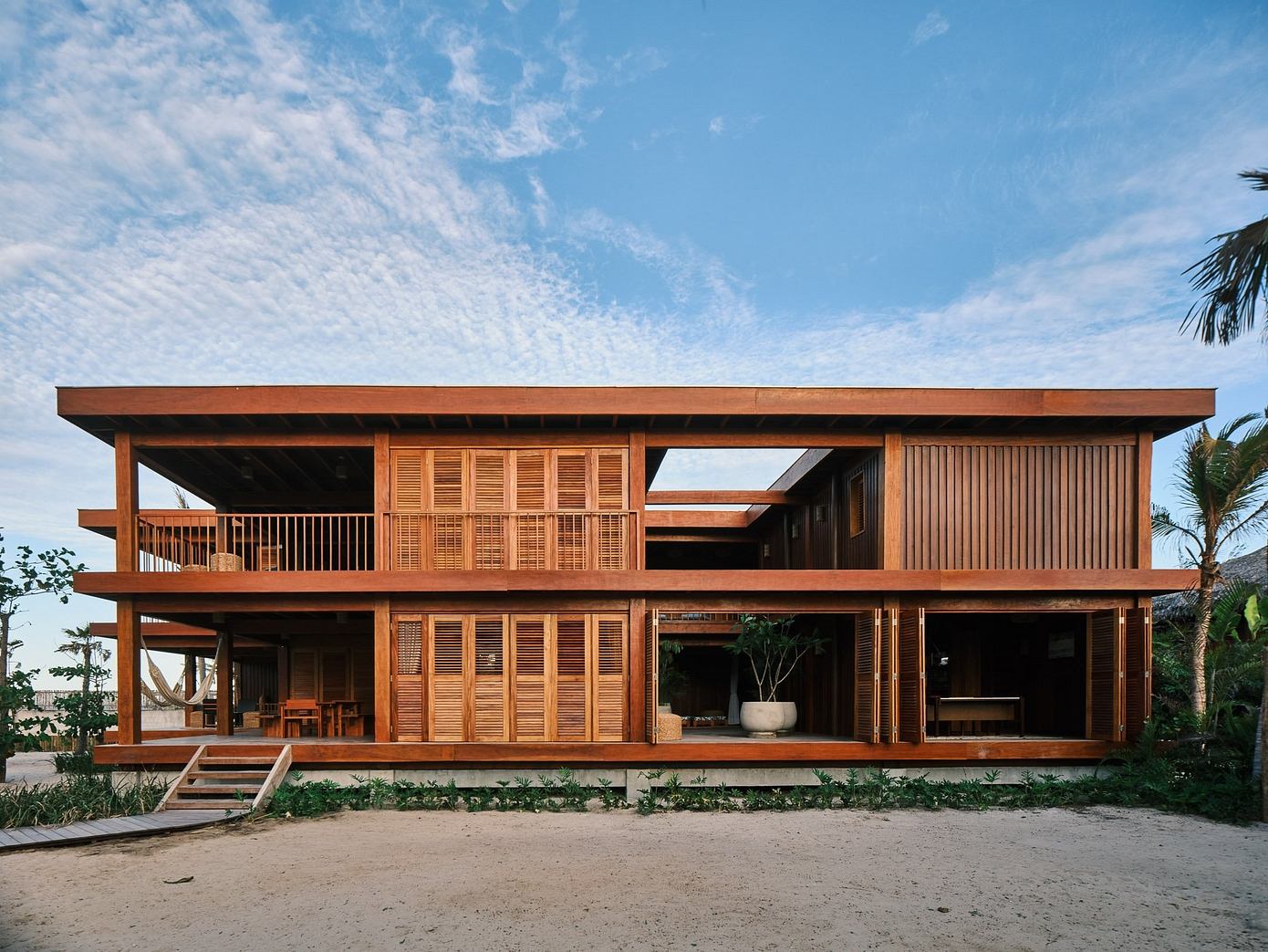Casas Elilula: Elevated Beach Villa with Timber Megastructure