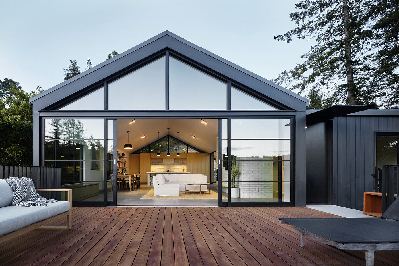 Courtyard House: Revolutionizing Suburban Family Living in Mill Valley