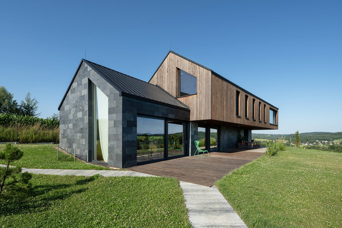 Hillside House: Where Modern Style Meets Rustic Environment