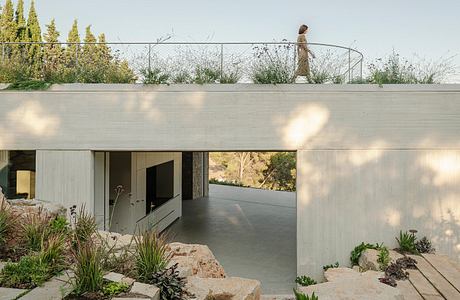 Lookout House: Exposed Concrete Meets Natural Light