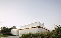 001-lua-house-modern-family-retreat-architecture-in-brazil.jpg