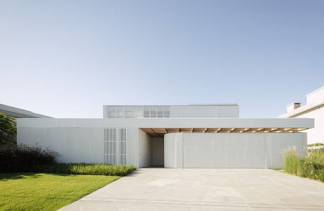 Lua House: Modern Family Retreat Architecture in Brazil