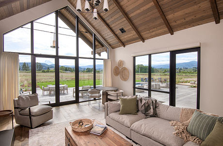 Mountain Home: Merging Modern Design and Rustic Elegance in Oregon