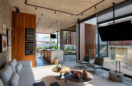 Casa Pátio: The Art of Utilizing Concrete in Contemporary Homes