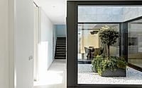 008-luxury-prefabricated-house-inside-madrids-oasis-of-sophistication.jpg