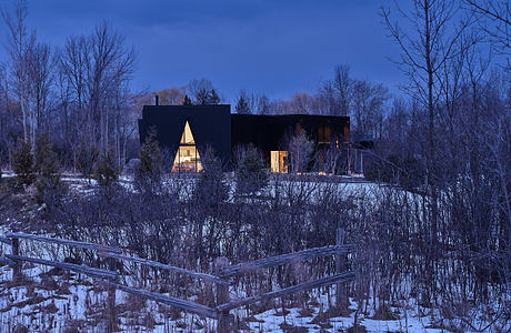 Feline Chalet: A Modern Refuge Amidst Collingwood’s Snowy Peaks