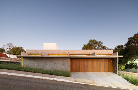 Dante House: Integrating Exposed Concrete with Nature in Brasília