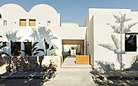 017-hotel-in-kamari-a-modern-take-on-traditional-greek-hotel-design.jpg
