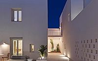019-hotel-in-kamari-a-modern-take-on-traditional-greek-hotel-design.jpg