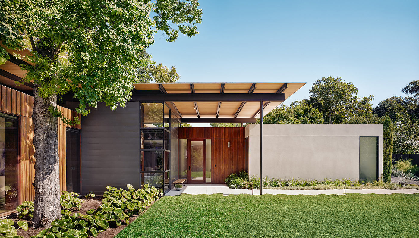Canopy House: Fluid Indoor-Outdoor Design Amid Oak Tree Canopy