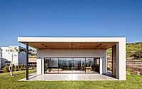 001-endless-view-minimalist-house-design-in-golan-heights.jpg