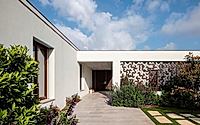 002-courtyard-villa-warm-and-inviting-family-home-in-israel.jpg