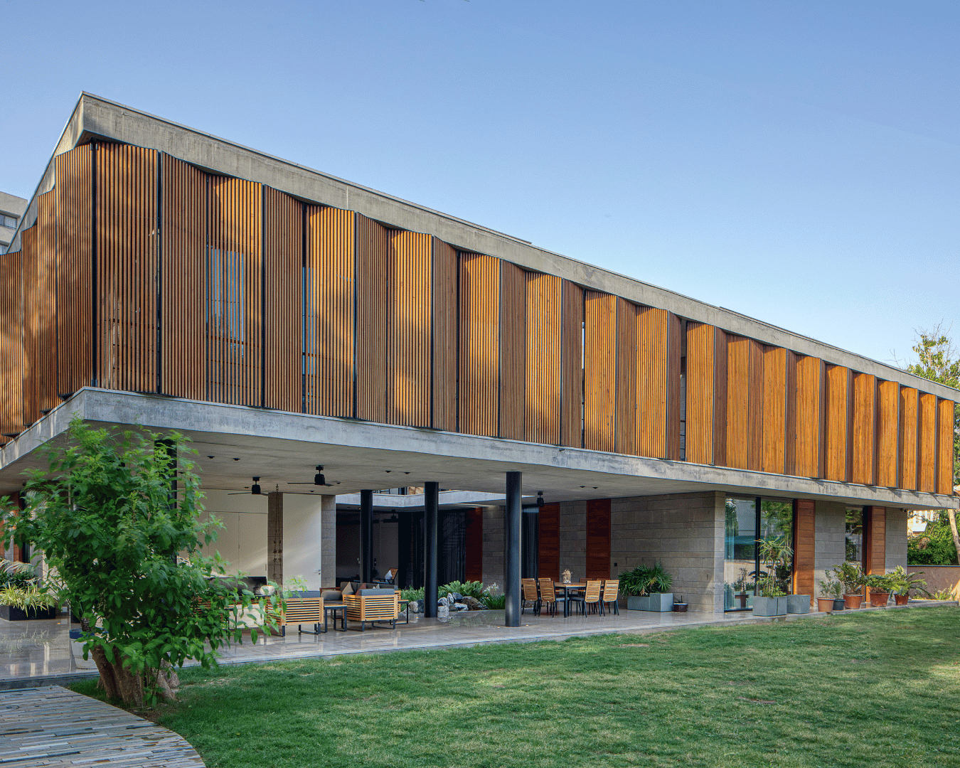 Residential Villa: Embracing Urban Greenery in Ahmedabad’s Captivating Abode