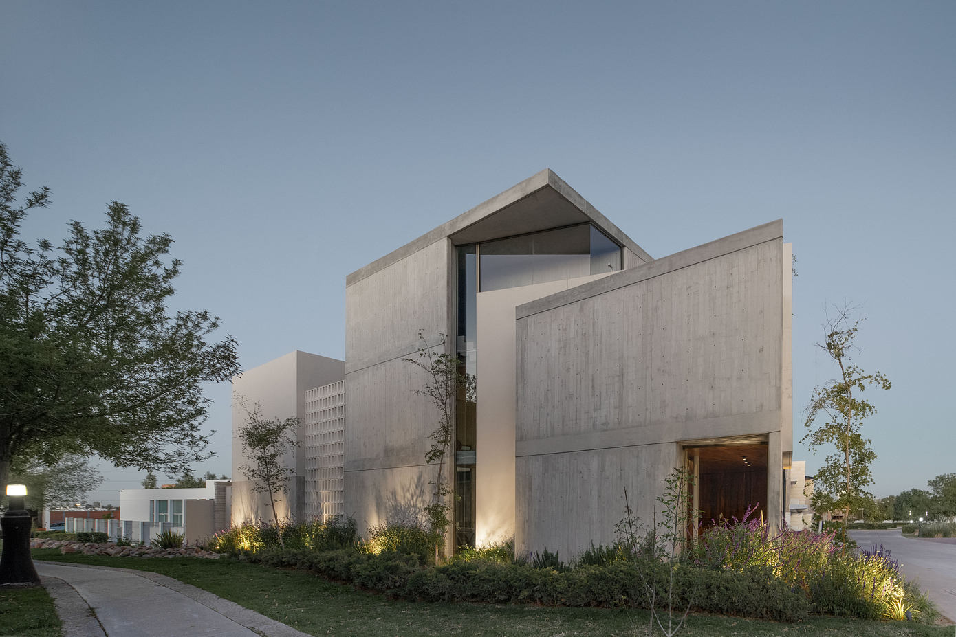 Sama House: A Stunning Blend of Concrete, Wood, and Nature