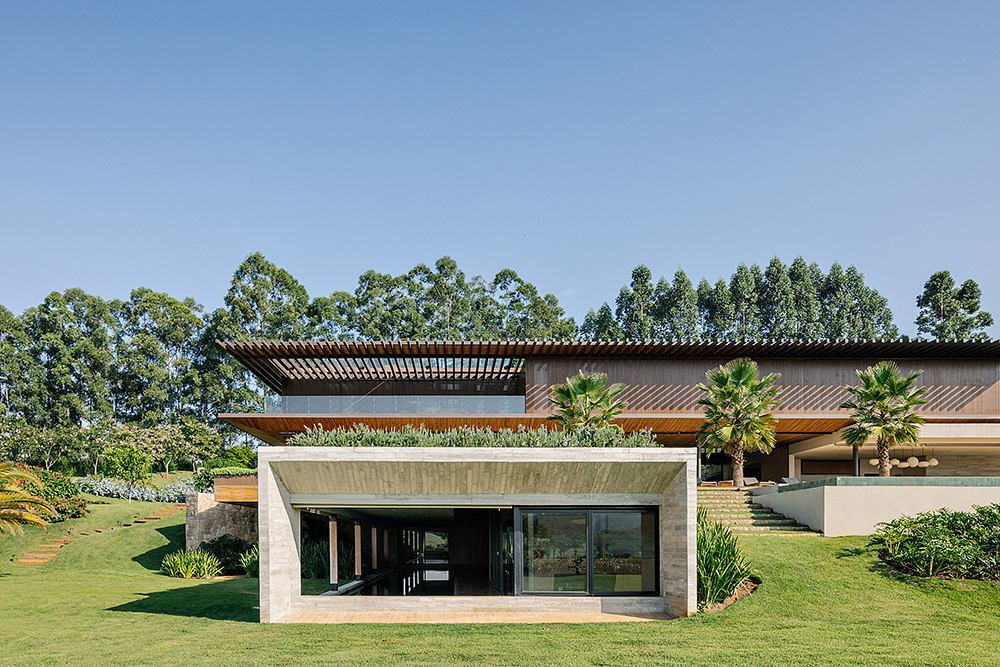 Valencia House: Countryside Retreat with Seamless Indoor-Outdoor Integration