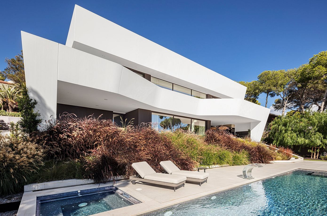 White Stone House: Sculptural Seaside Sanctuary in Barcelona