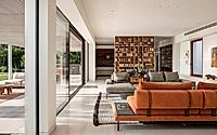 004-courtyard-villa-warm-and-inviting-family-home-in-israel.jpg