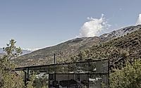 005-el-montanes-perched-on-cerro-del-cobre-a-modern-chilean-retreat.jpg