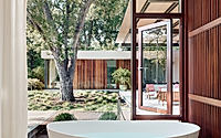 006-canopy-house-fluid-indoor-outdoor-design-amid-oak-tree-canopy.jpg