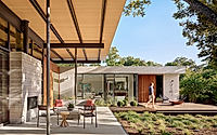 007-canopy-house-fluid-indoor-outdoor-design-amid-oak-tree-canopy.jpg