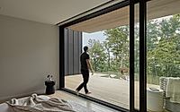 012-maison-shefford-modern-retreat-blending-nature-architecture.jpg