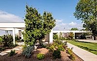 019-courtyard-villa-warm-and-inviting-family-home-in-israel.jpg