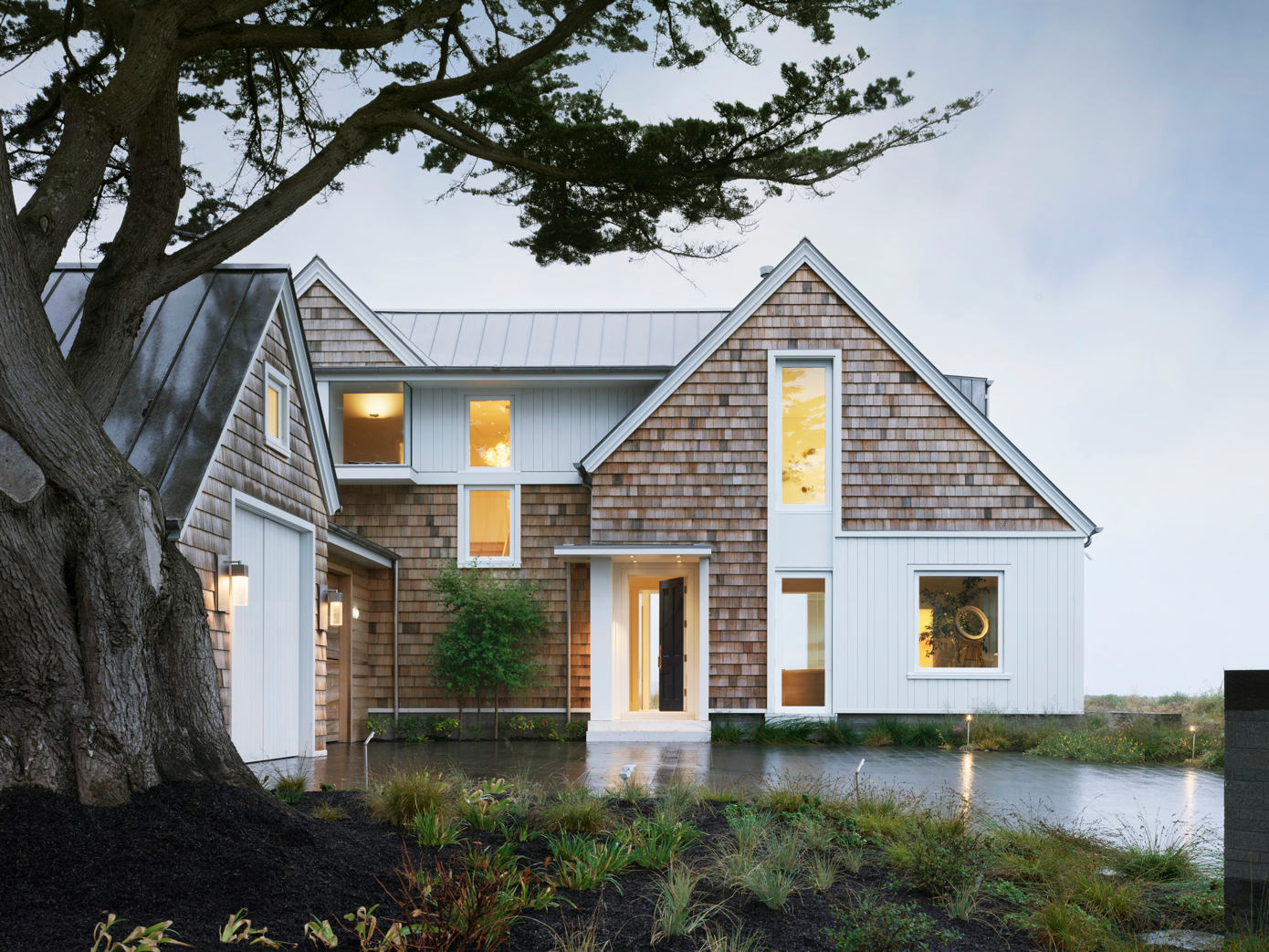 Coastal Retreat: Modern Minimalism Meets Cape Cod