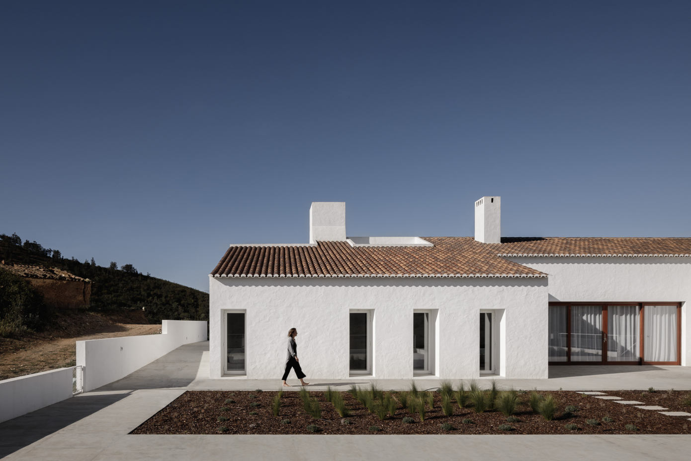 Torquines de Cima Country House: A Minimalist Haven in Portugal