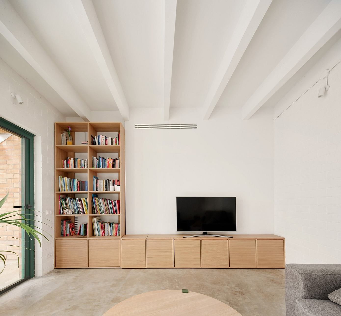 103RAV: Courtyard-Centered House Design in Barcelona