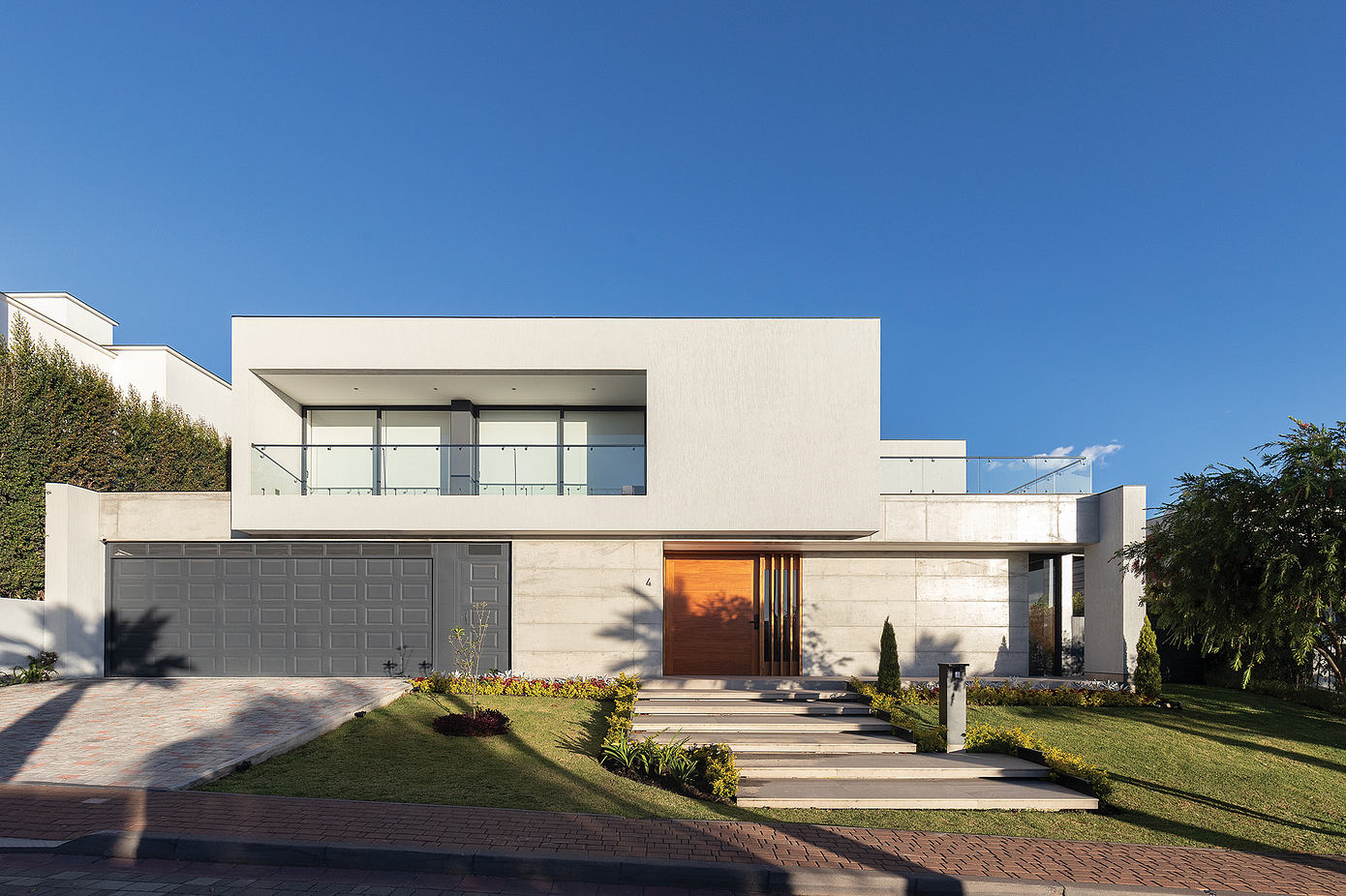 AT2 House: Elegant and Family-Centric Design in Ecuador