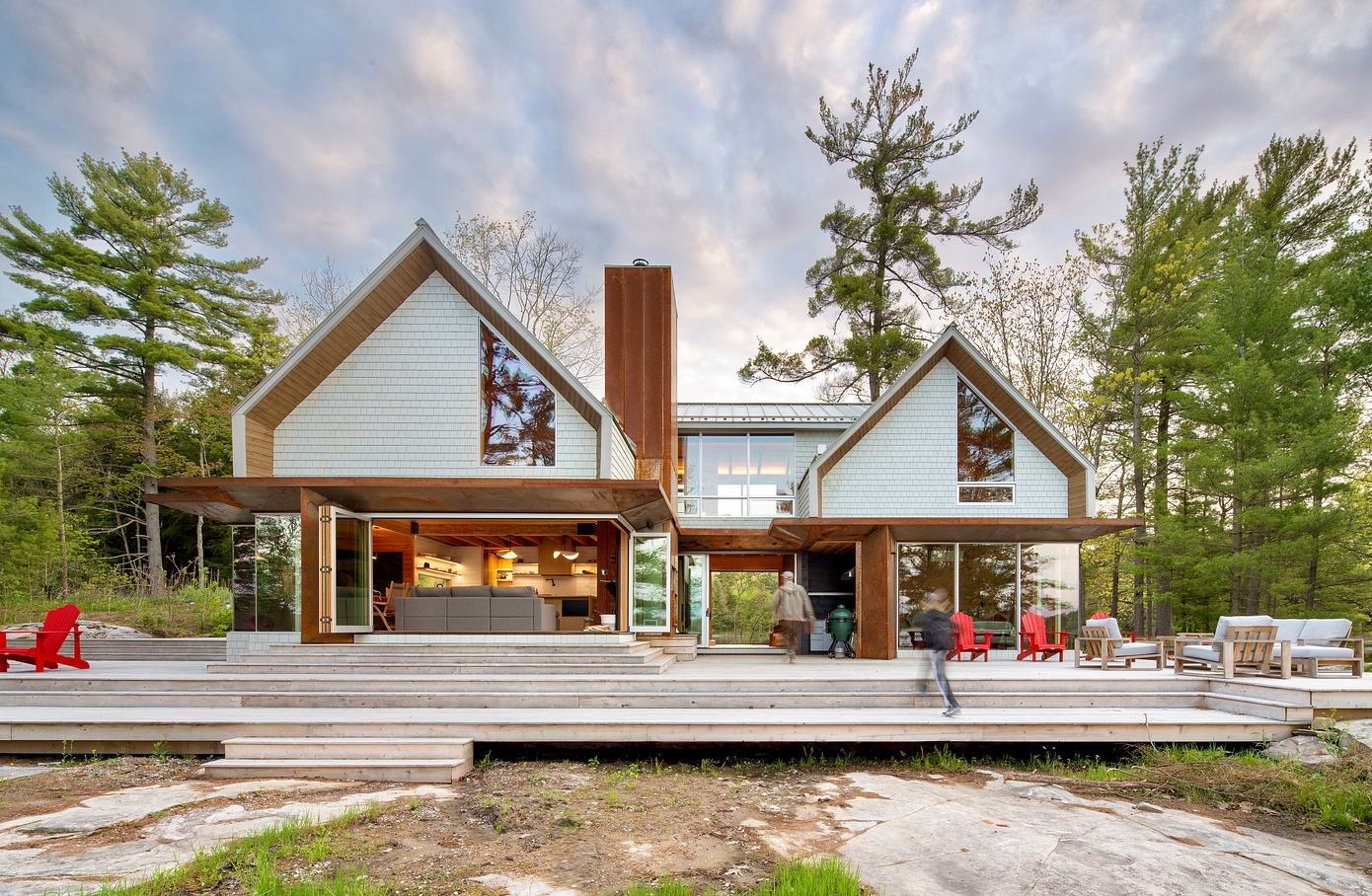 Six Mile Lake Cottage: Blurring the Lines Between Nature and Design