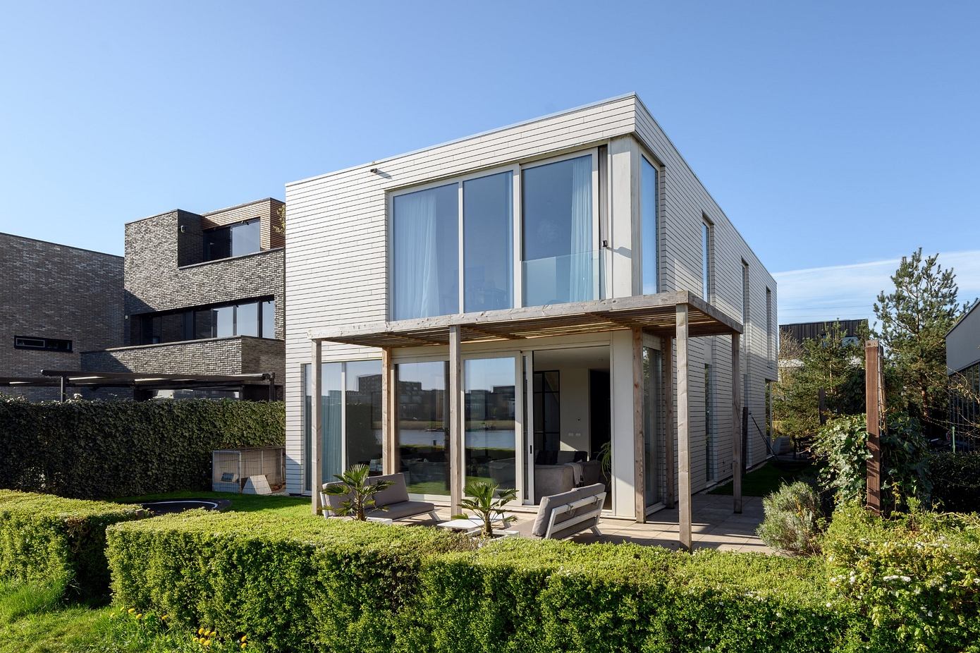 Wood and Natural Stone House: Derksen Windt Architecten’s Modern Amsterdam Oasis