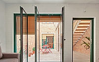 002-103rav-courtyard-centered-house-design-in-barcelona.jpg
