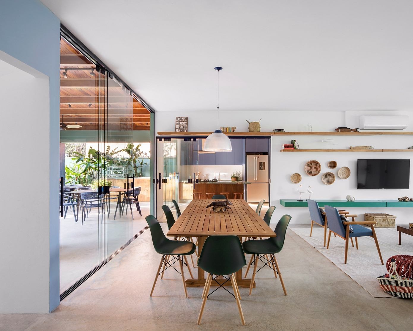 Patropi House: Airbnb-Ready Design with Charming Brazilian Flair