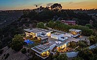 023-benedict-canyon-a-beverly-hills-home-designed-for-modern-living.jpg