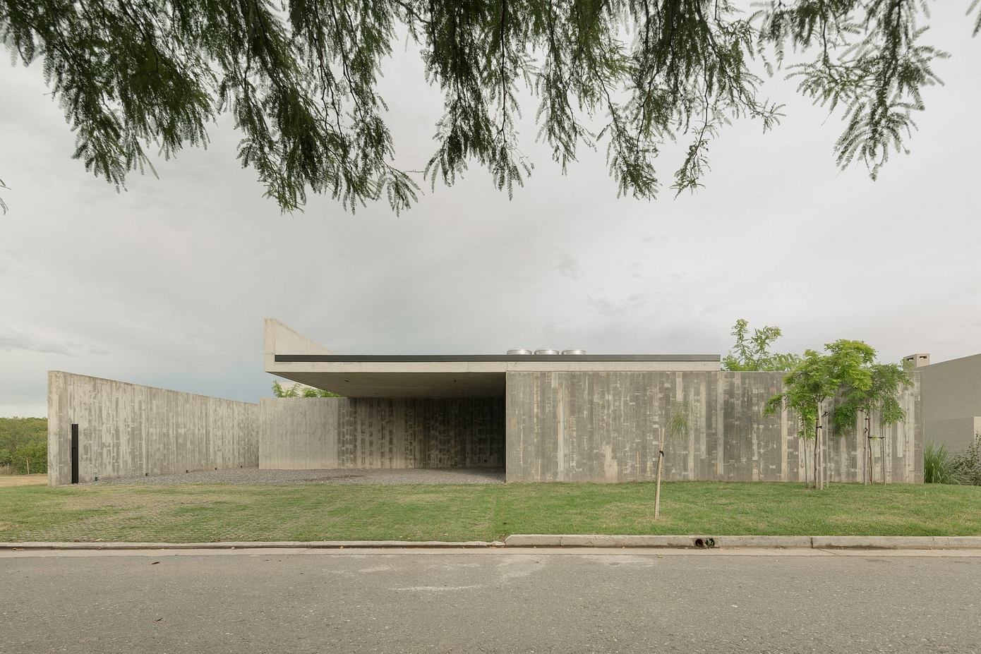 Casa Dos Vigas: A Modern Architectural Retreat in Argentina
