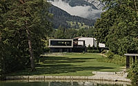 001-living-by-the-lake-a-modern-retreat-for-luxury-living.jpg