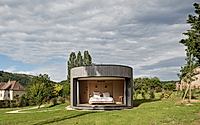 001-lumipod-5-the-ultimate-minimalist-retreat-in-cluny.jpg