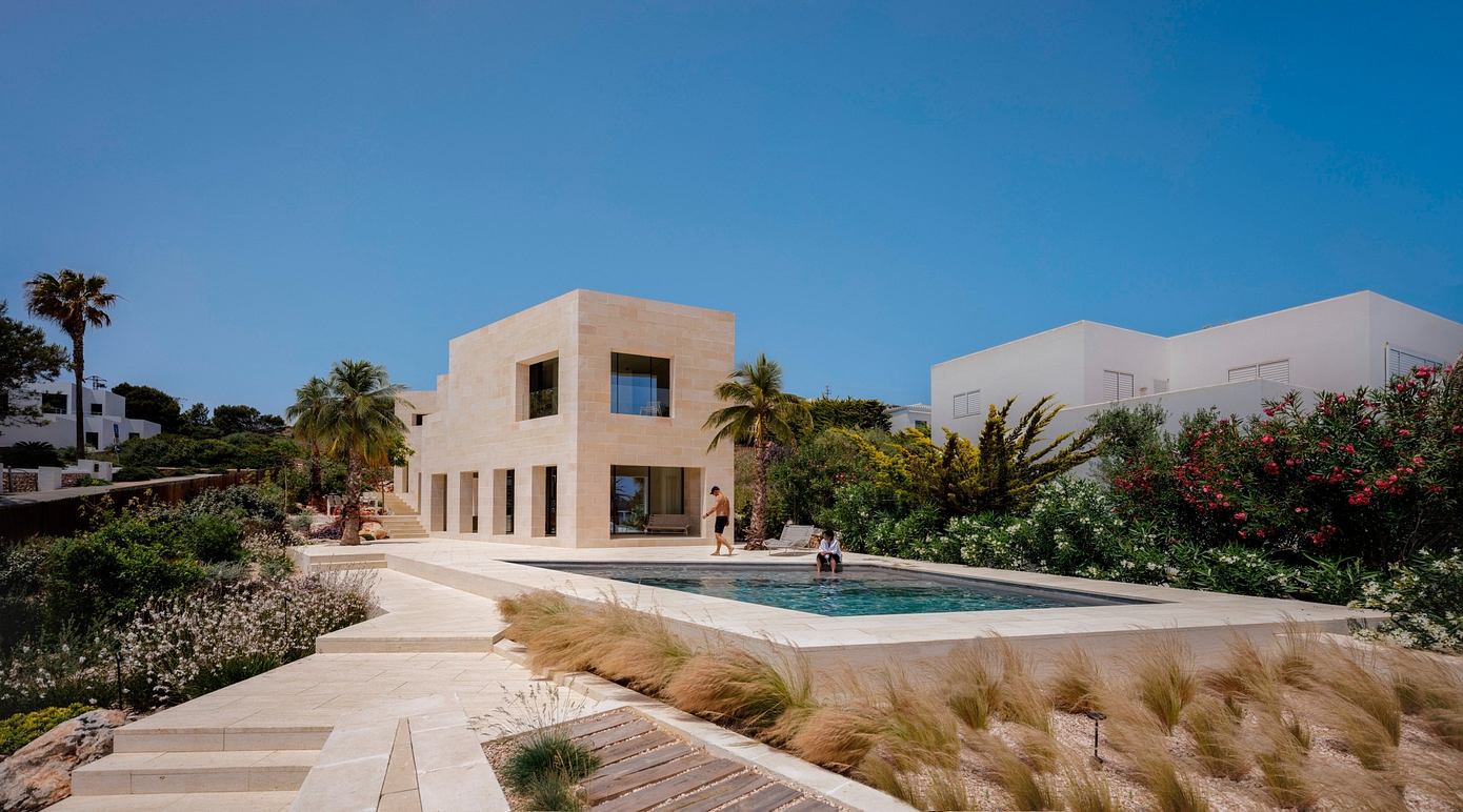 Onze House: Cadaval Estudio’s Coastal Masterpiece in Spain