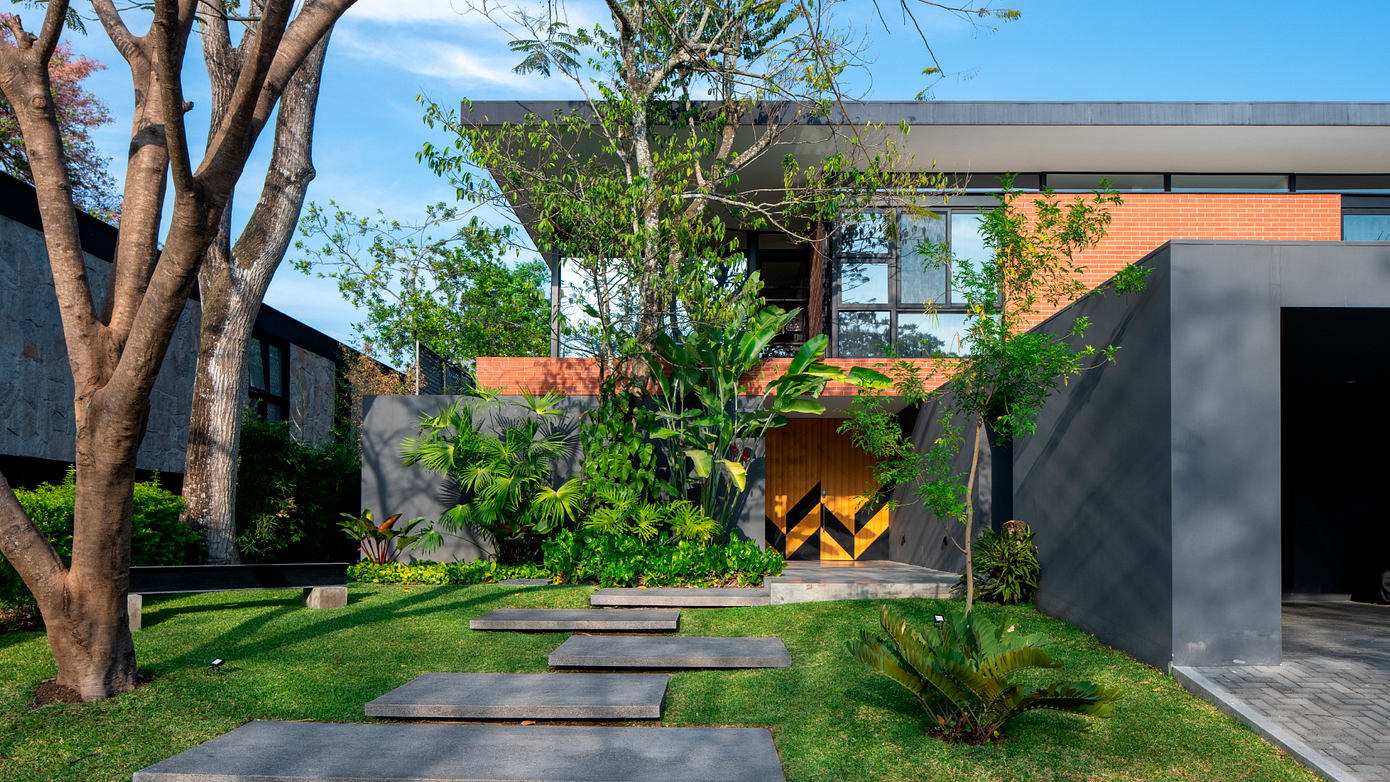 Patio House: Intimate Spaces & Transparent Design in El Salvador