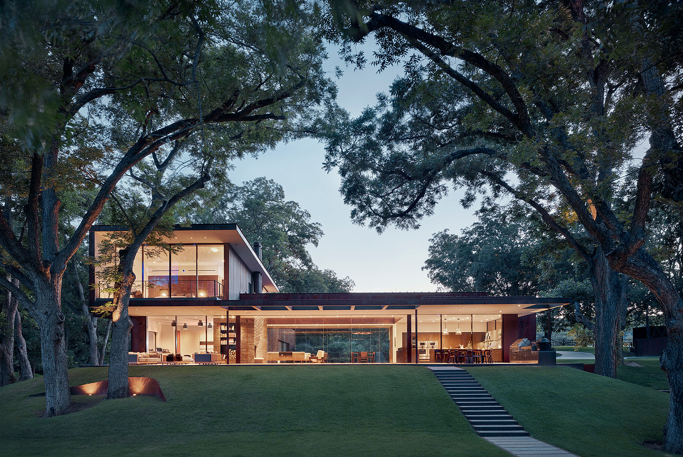 River Hills Residence: Lakeside Retreat in Austin