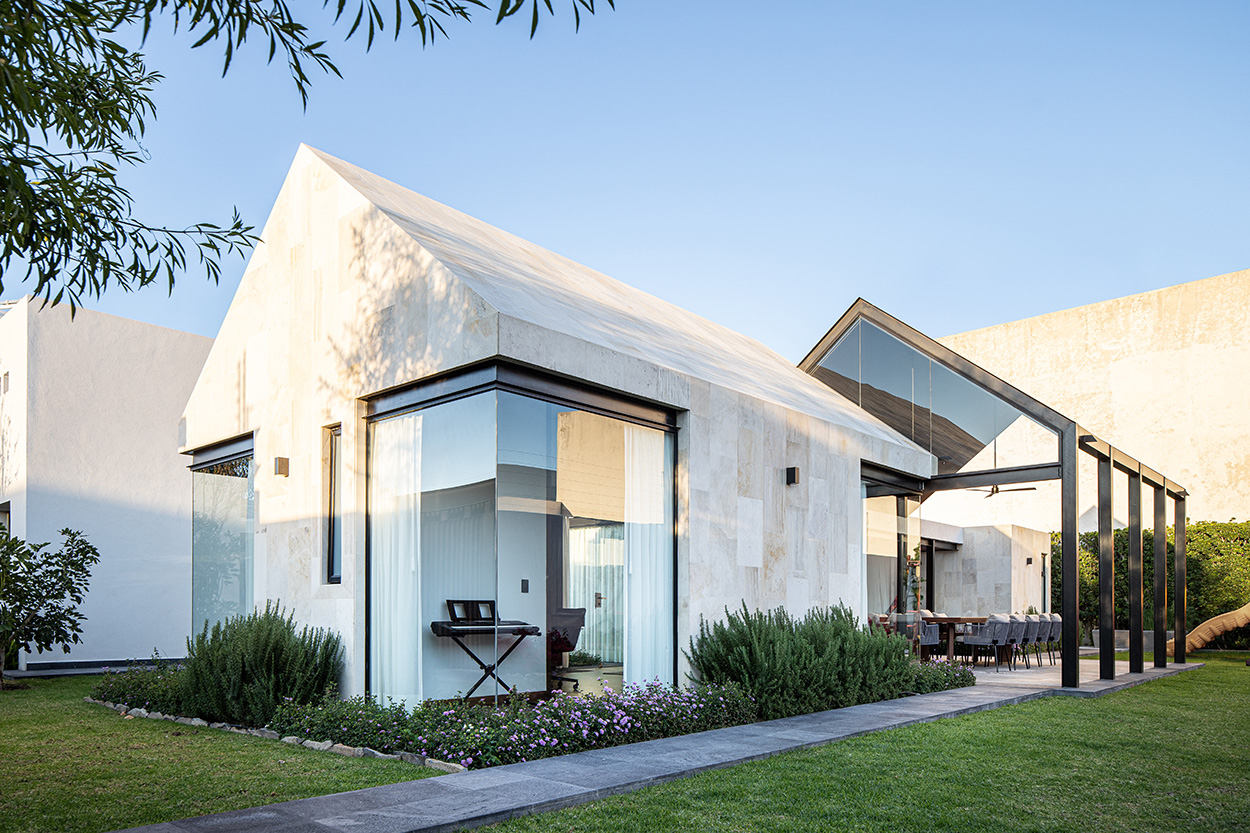 Casa Estudio Díaz D’Abbadie: Harmonious Architecture for Families