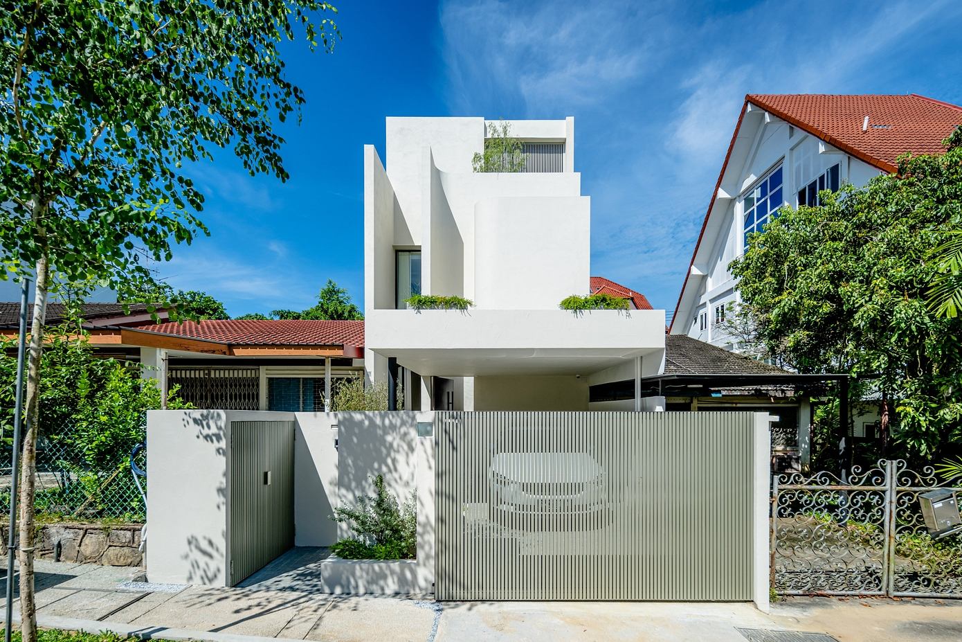 Curlicue House: Exploring Seamless Indoor-Outdoor Living